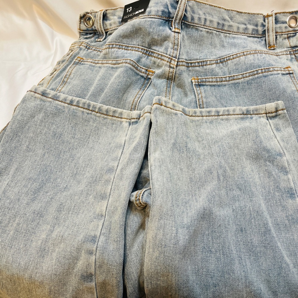Fashion Nova Women's Size 13 Light Wash Denim Chain Detail Cutout Jeans